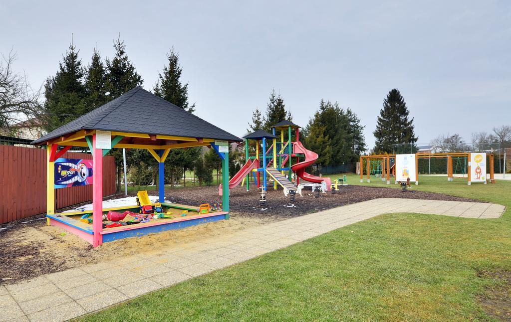 Restaurace A Penzion Kamenec Jilesovice Luaran gambar