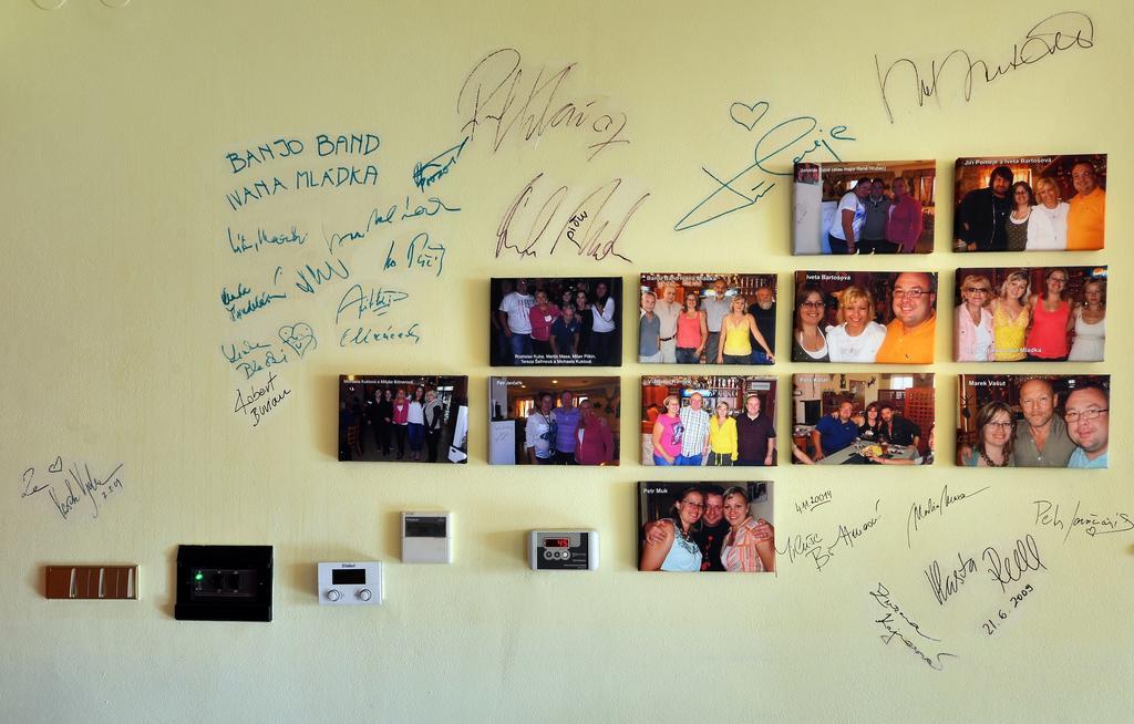 Restaurace A Penzion Kamenec Jilesovice Luaran gambar