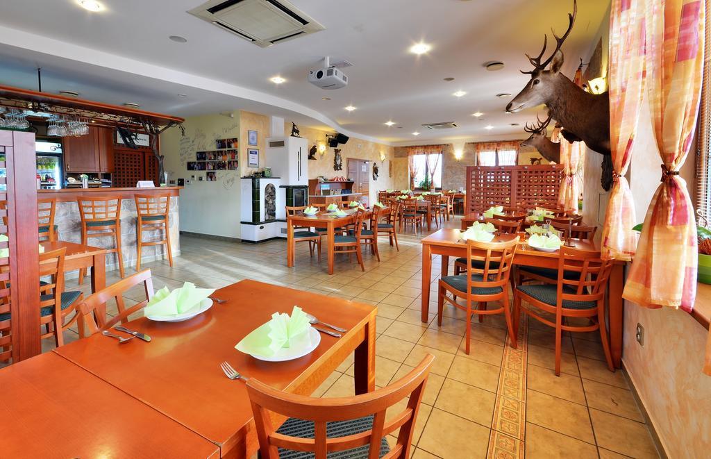 Restaurace A Penzion Kamenec Jilesovice Luaran gambar