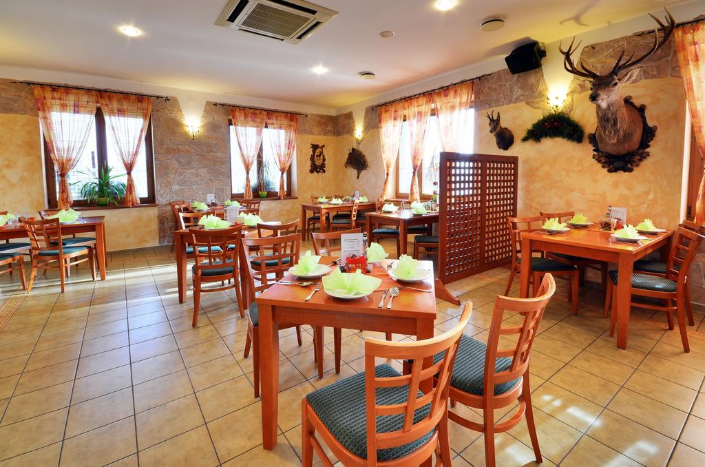 Restaurace A Penzion Kamenec Jilesovice Luaran gambar