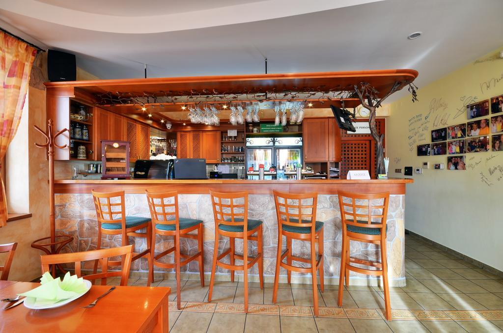Restaurace A Penzion Kamenec Jilesovice Luaran gambar