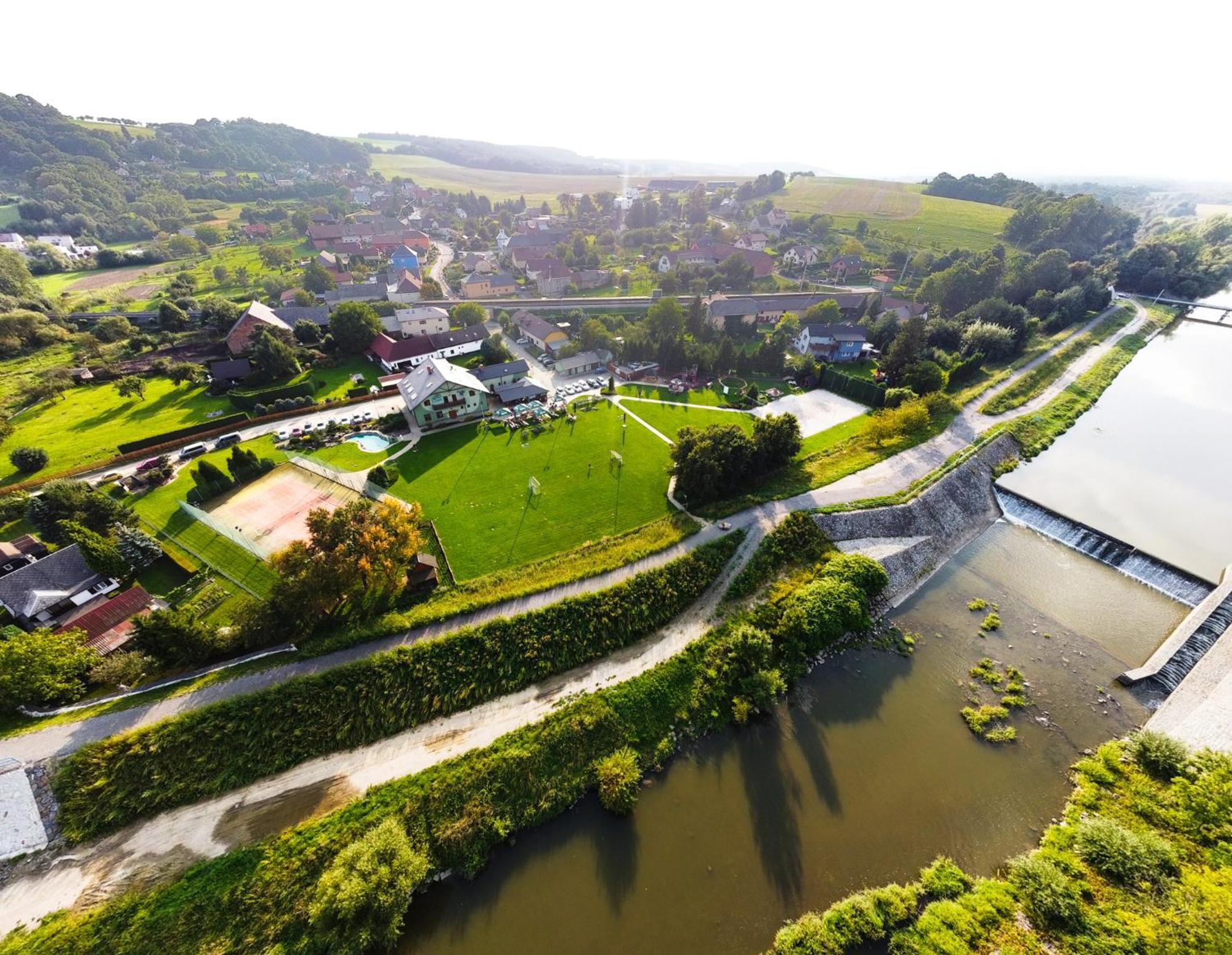 Restaurace A Penzion Kamenec Jilesovice Luaran gambar